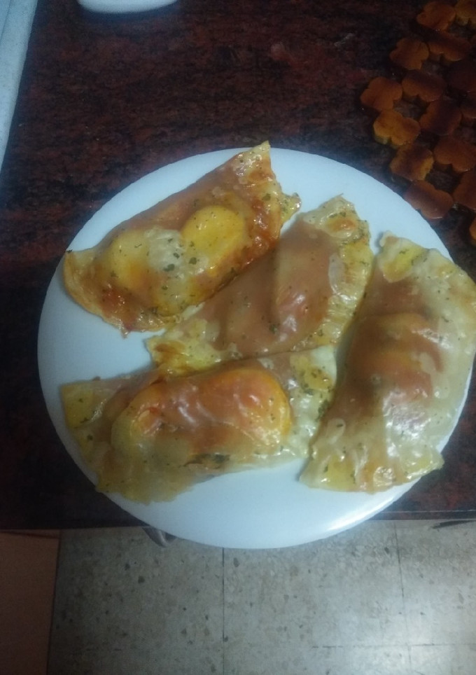 Una foto de Empanadillas de ventresca, puré de pimiento asado y mejillones