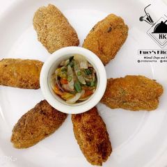 A picture of Potato nuggets and onion sauce.