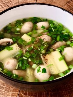 Hình của món Canh Bí Ngòi Nấm Mỡ Nước Xương Gà.