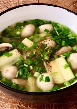Hình của món Canh Bí Ngòi Nấm Mỡ Nước Xương Gà.