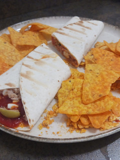 Una foto de Fajita De Tomate, Olivas, Huevo duro y Atún