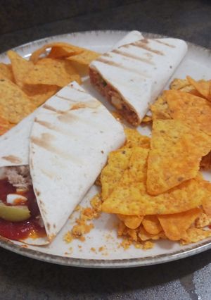 Una foto de Fajita De Tomate, Olivas, Huevo duro y Atún