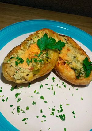 Una foto de Papa rellena de verduras y pollo