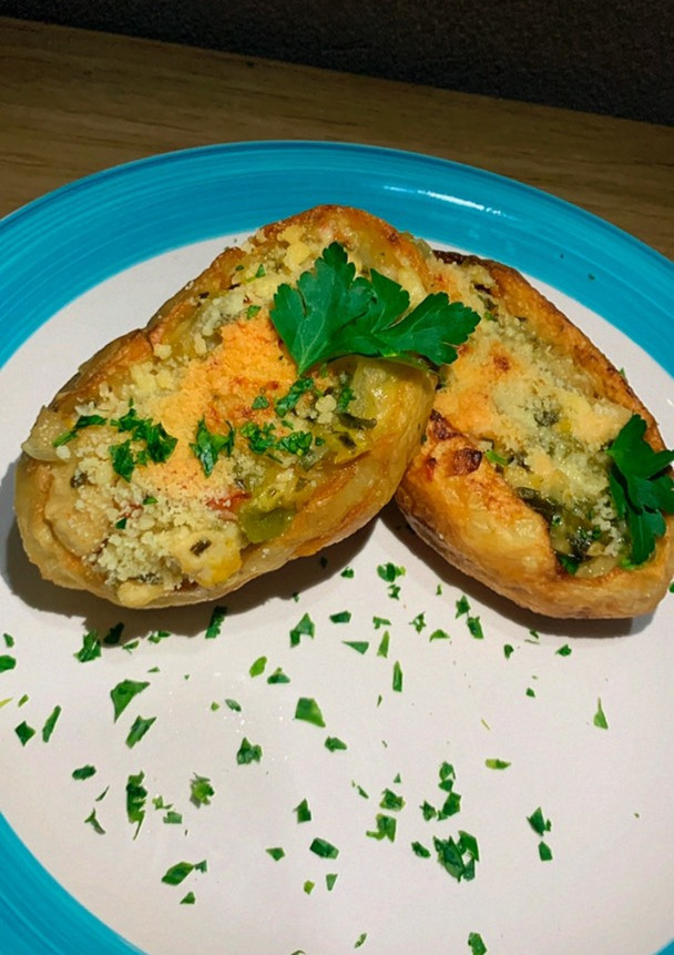 Una foto de Papa rellena de verduras y pollo