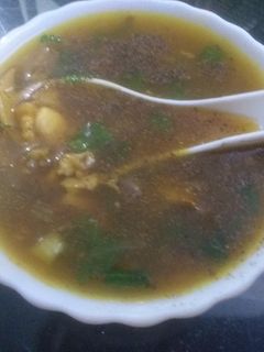 चिकन हाॅट एंड सोर सूप (Chicken Hot and sour soup recipe in Hindi) रेसिपी मुख्य फोटो