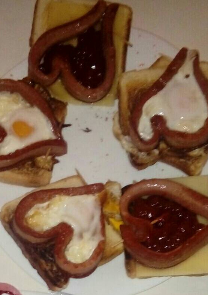 Una foto de Salchichas frankfurt corazón y huevo