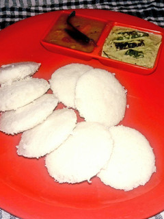 रवा (सूजी) इडली (Rava (Suji) idli recipe in Hindi) रेसिपी मुख्य फोटो