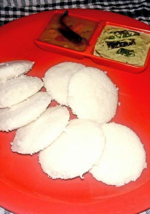 रवा (सूजी) इडली (Rava (Suji) idli recipe in Hindi) रेसिपी मुख्य फोटो