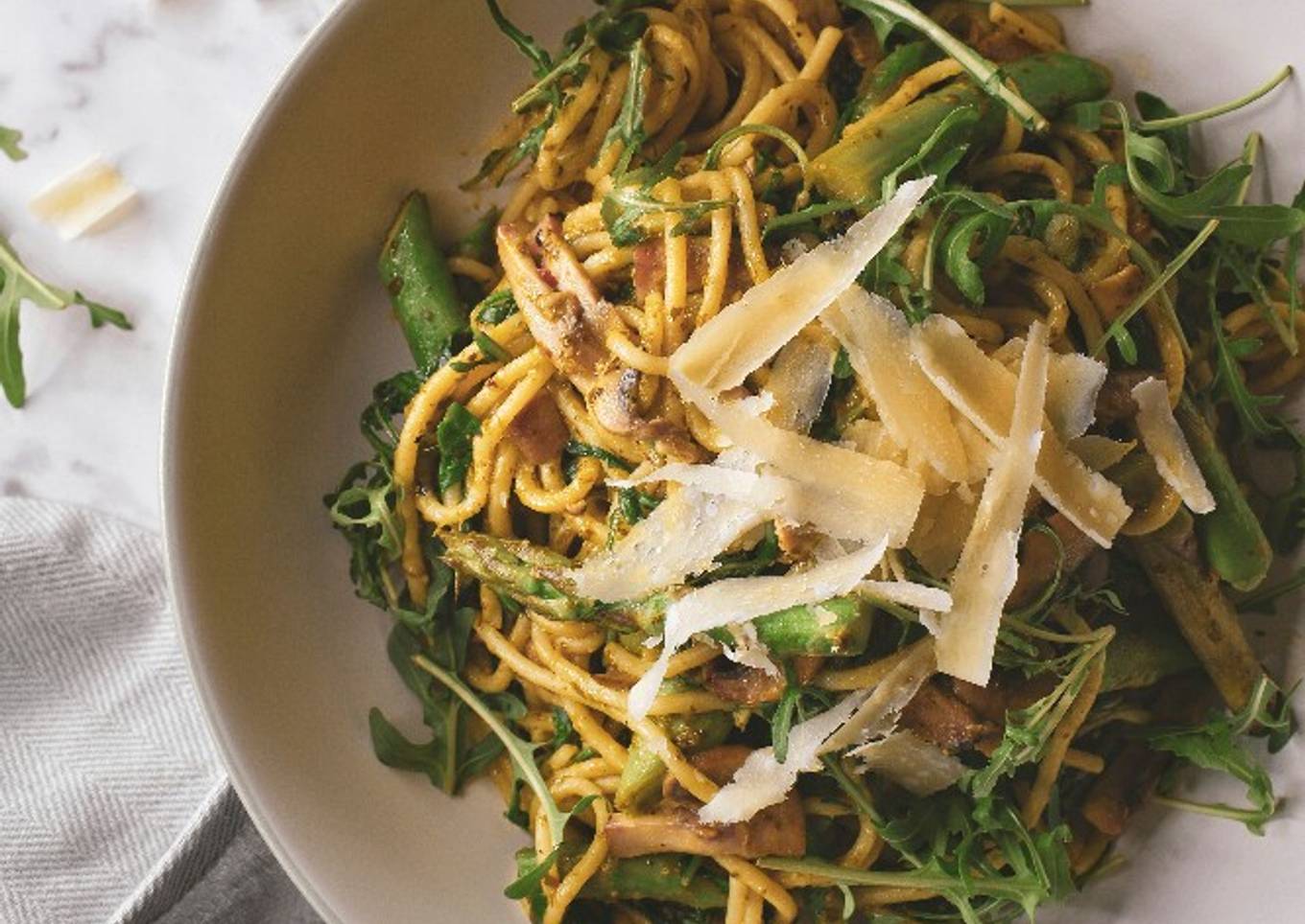 Spaghetti With Pesto, Asparagus, Mushrooms & Rocket