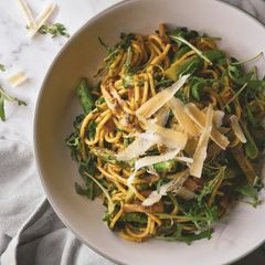A picture of Spaghetti With Pesto, Asparagus, Mushrooms & Rocket.