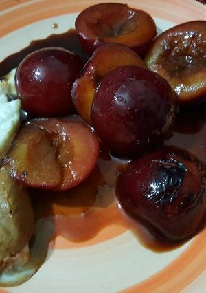 Una foto de Ciruelas flambeadas