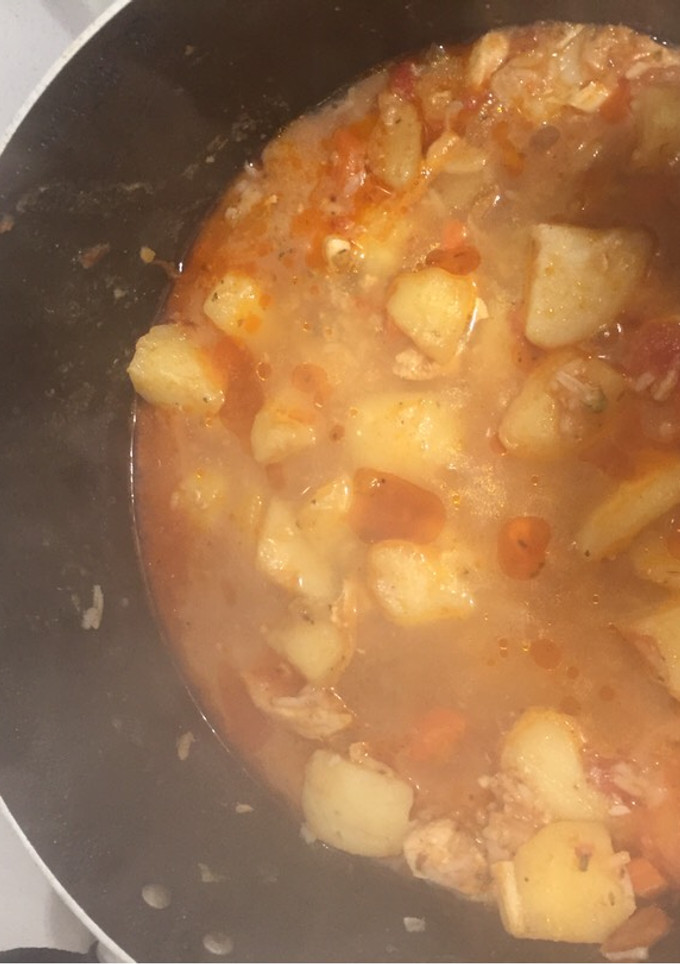 Una foto de Guiso de papas con pollo 🐔