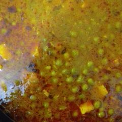 A picture of Matar Paneer.