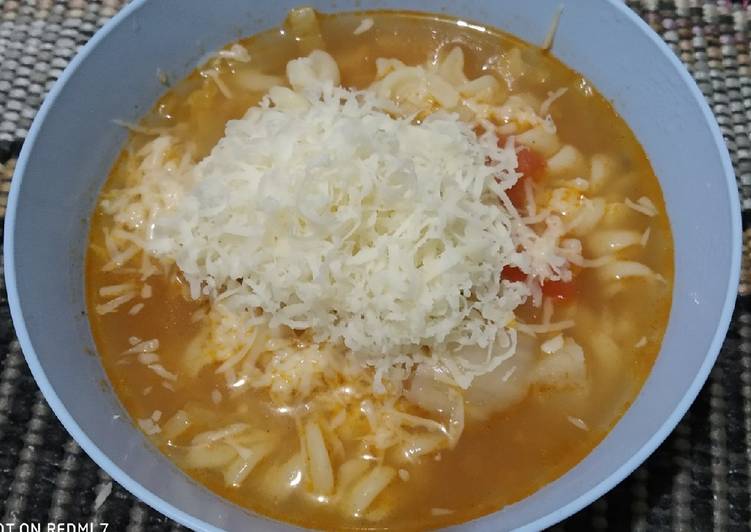 Makaroni bolognese soup