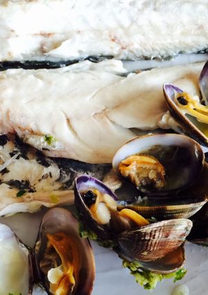 Una foto de Pescado al horno con almejas