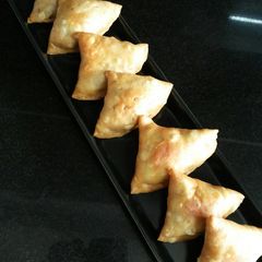 A picture of Aloo Matar Samosas.