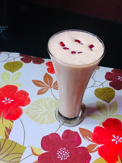 பீனட் பட்டர் தயிர் ஷேக் (peanut butter curd Shake Recipe in Tamil) செய்முறை முக்கிய புகைப்படம்