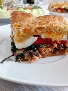 Una foto de Hojaldre relleno de caballa y huevo