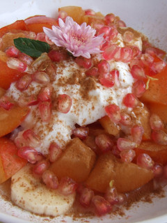 Una foto de Frutas frescas de otoño con yogurt búlgaro