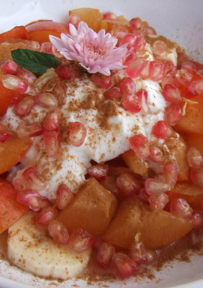 Una foto de Frutas frescas de otoño con yogurt búlgaro