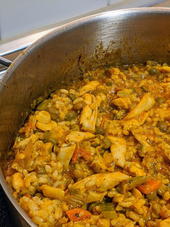 Una foto de Arroz del día con pollo y gandules verdes