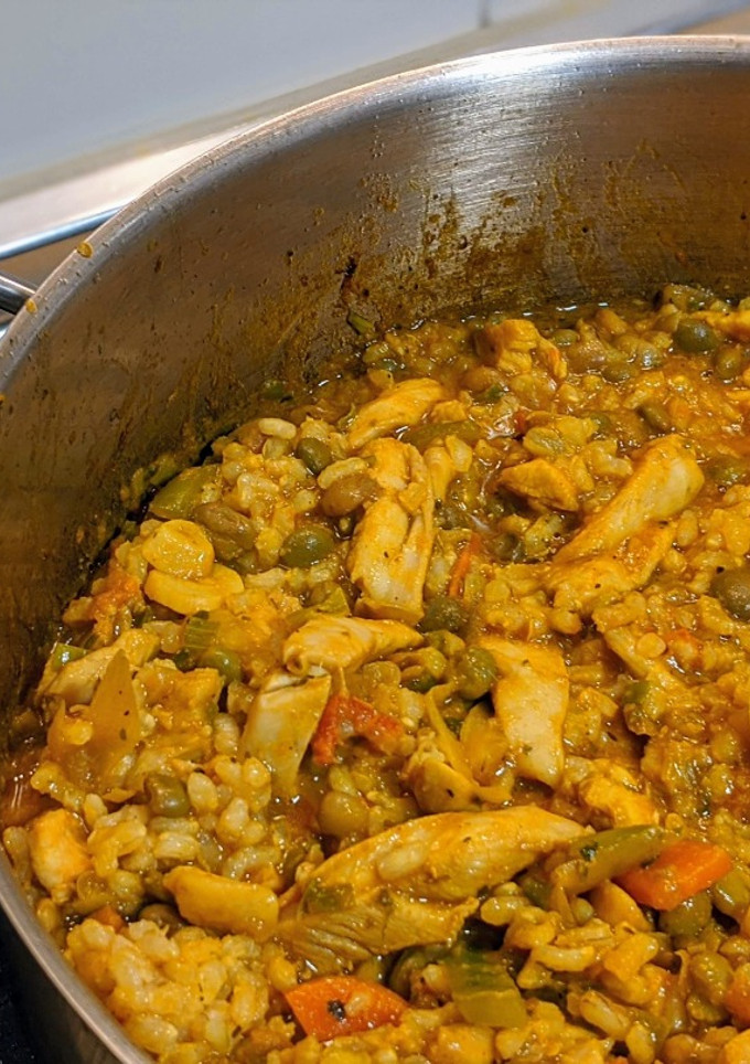 Una foto de Arroz del día con pollo y gandules verdes