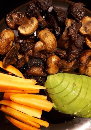 A picture of Beef and mushrooms stir fry.