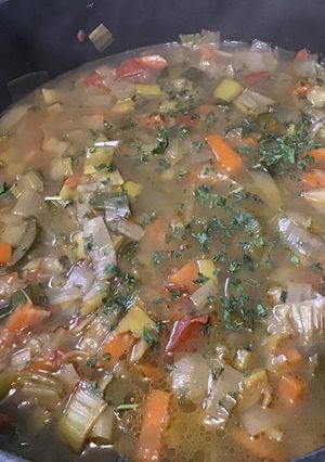 Une photo de Soupe de légumes au bouillon de crevettes black tiger