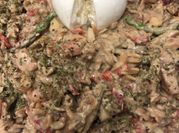 Una foto de ensalada de tornillos