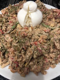 Una foto de 436. Ensalada de fusilli de lenteja roja con salsa de aceitunas y anchoas (principal pasta)