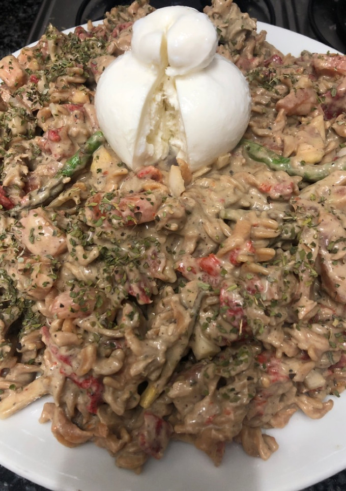 Una foto de 436. Ensalada de fusilli de lenteja roja con salsa de aceitunas y anchoas (principal pasta)