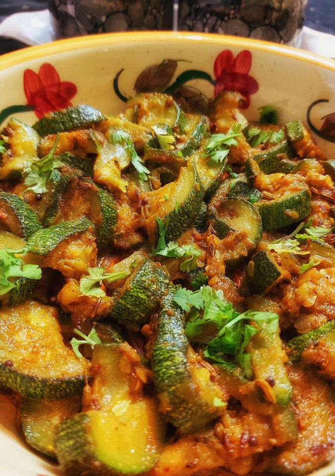 जुकिनी की सब्जी (zucchini ki sabzi recipe in Hindi) रेसिपी मुख्य फोटो