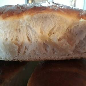 Pan casero con mucha miga suave por dentro y crocante por fuera