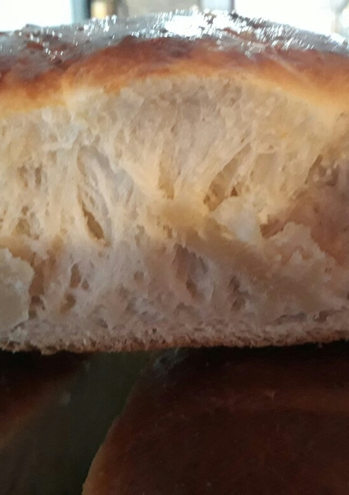 Una foto de Pan casero con mucha miga suave por dentro y crocante por fuera