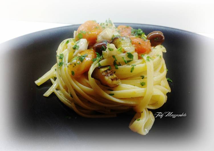 Linguine rigate con spigola, datterini, melanzane e olive taggiasche