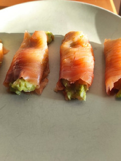Una foto de Rollitos de salmón ahumado rellenos de guacamole
