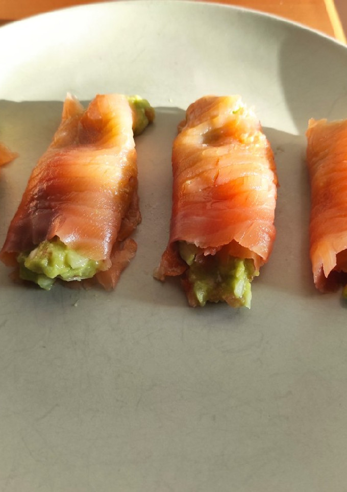 Una foto de Rollitos de salmón ahumado rellenos de guacamole