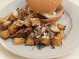 Hamburguesa de mermelada & queso de cabra con papas rústicas