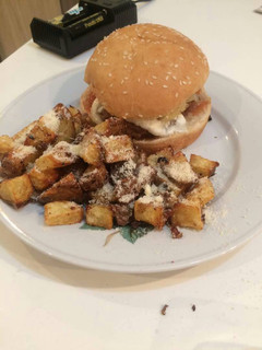 Una foto de Hamburguesa de mermelada & queso de cabra con papas rústicas
