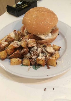 Una foto de Hamburguesa de mermelada & queso de cabra con papas rústicas
