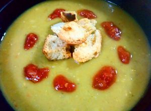 Una foto de Sopa crema de arvejas con croutons