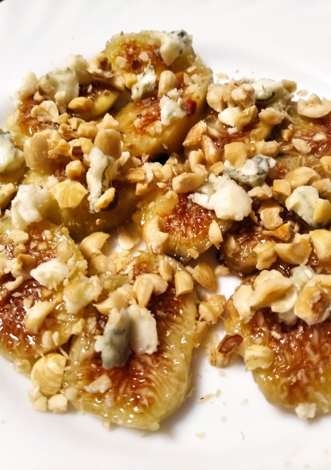 Una foto de Higos con queso azul y avellanas