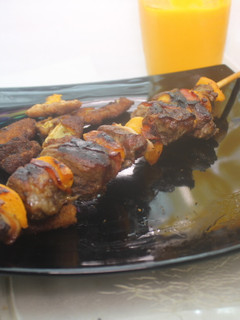Una foto de Pincho de ternera y melocotón