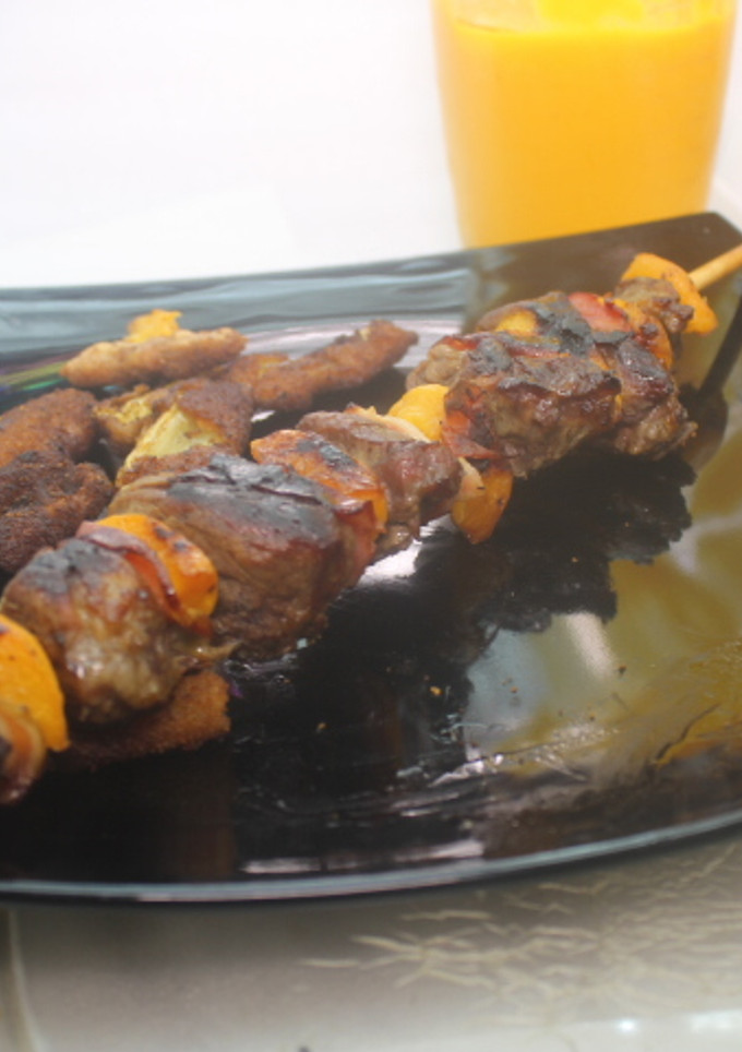 Una foto de Pincho de ternera y melocotón