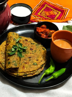 મેથી પાલક અને મિક્સ લોટ ના થેપલા (Methi Palak Mix Flour Thepla Recipe In Gujarati) રેસીપી મુખ્ય ફોટો