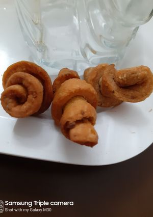 रोल कोन मठरी रेसिपी मुख्य फोटो