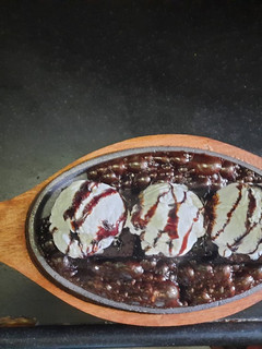 सिज़्लिंग ब्राउनी विद आइसक्रीम (sizzling brownie with ice cream recipe in Hindi) रेसिपी मुख्य फोटो