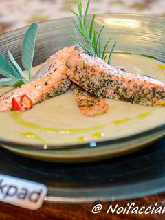 Foto di Trancetti di salmone agli aromi su vellutata di fagioli cannellini