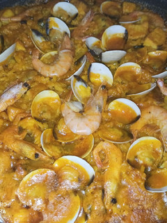 Una foto de Paella de marisco