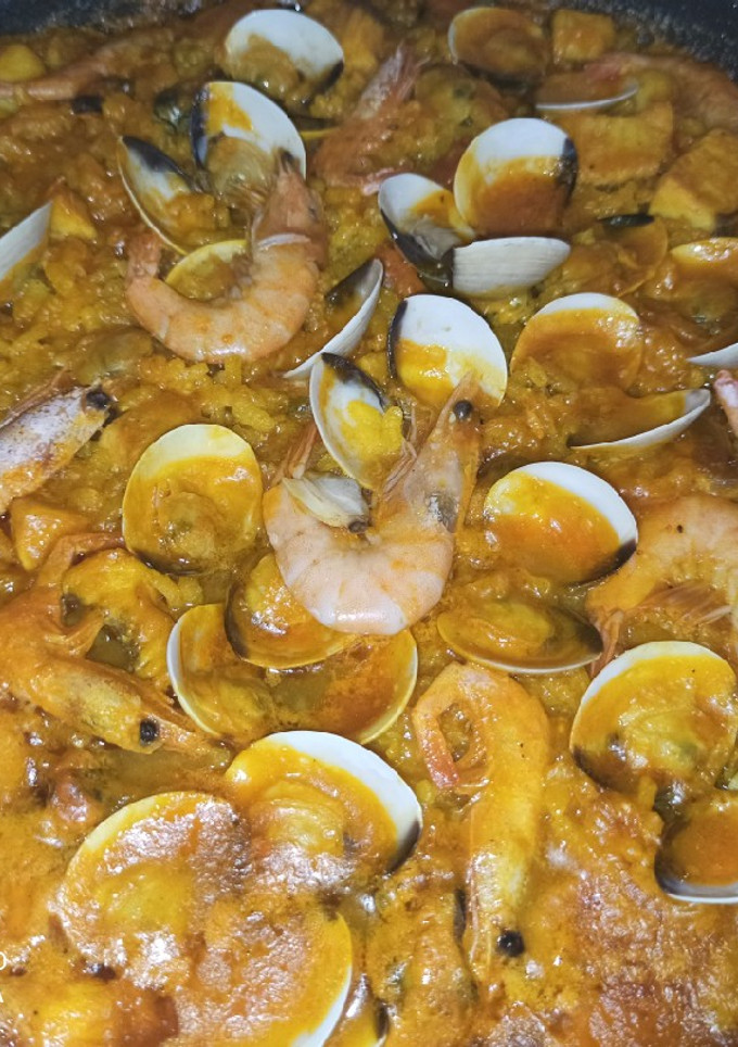 Una foto de Paella de marisco